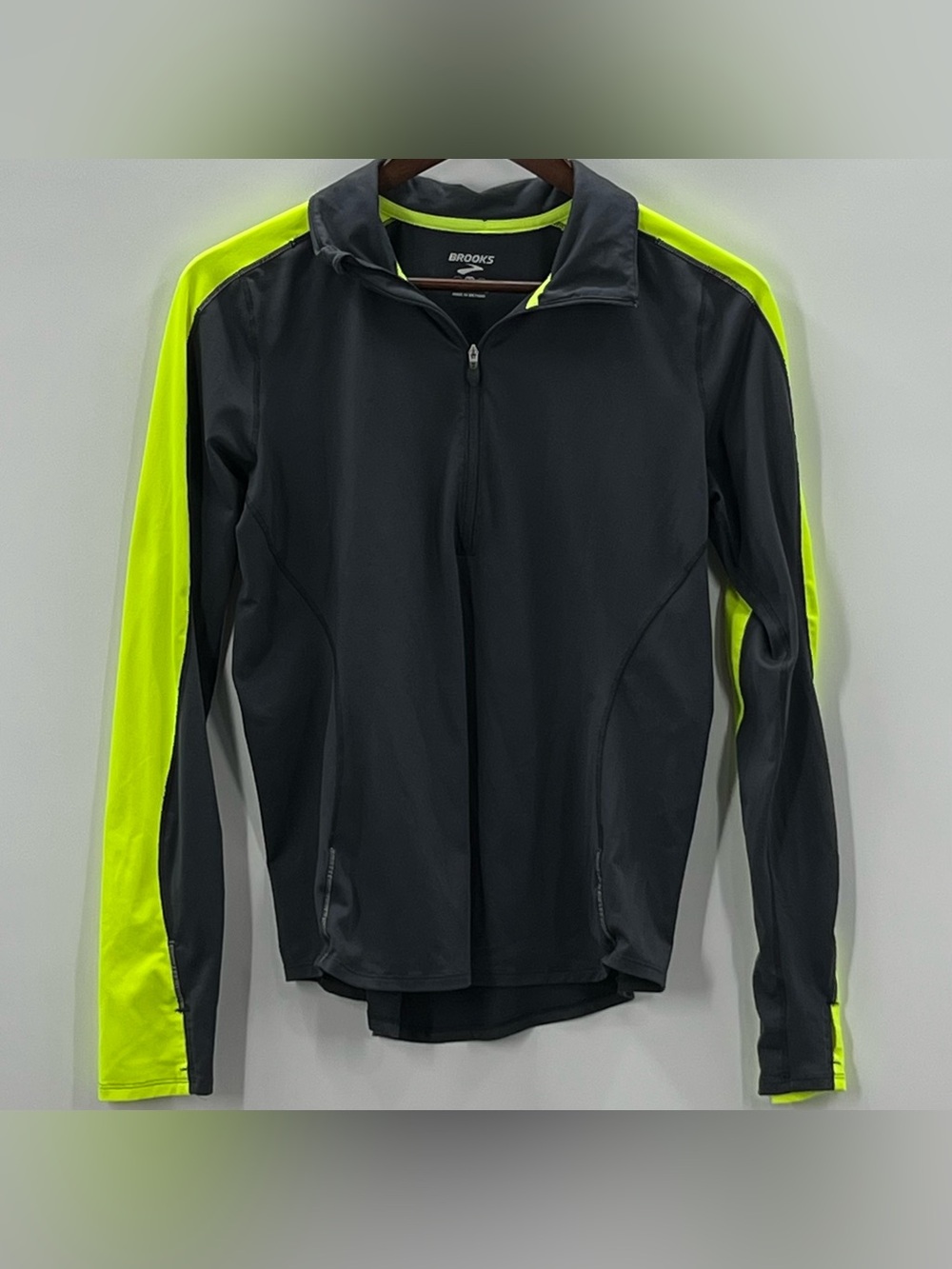 384 Brooks Women’s Medium Black Jacket with High-Visibility Yellow Panels